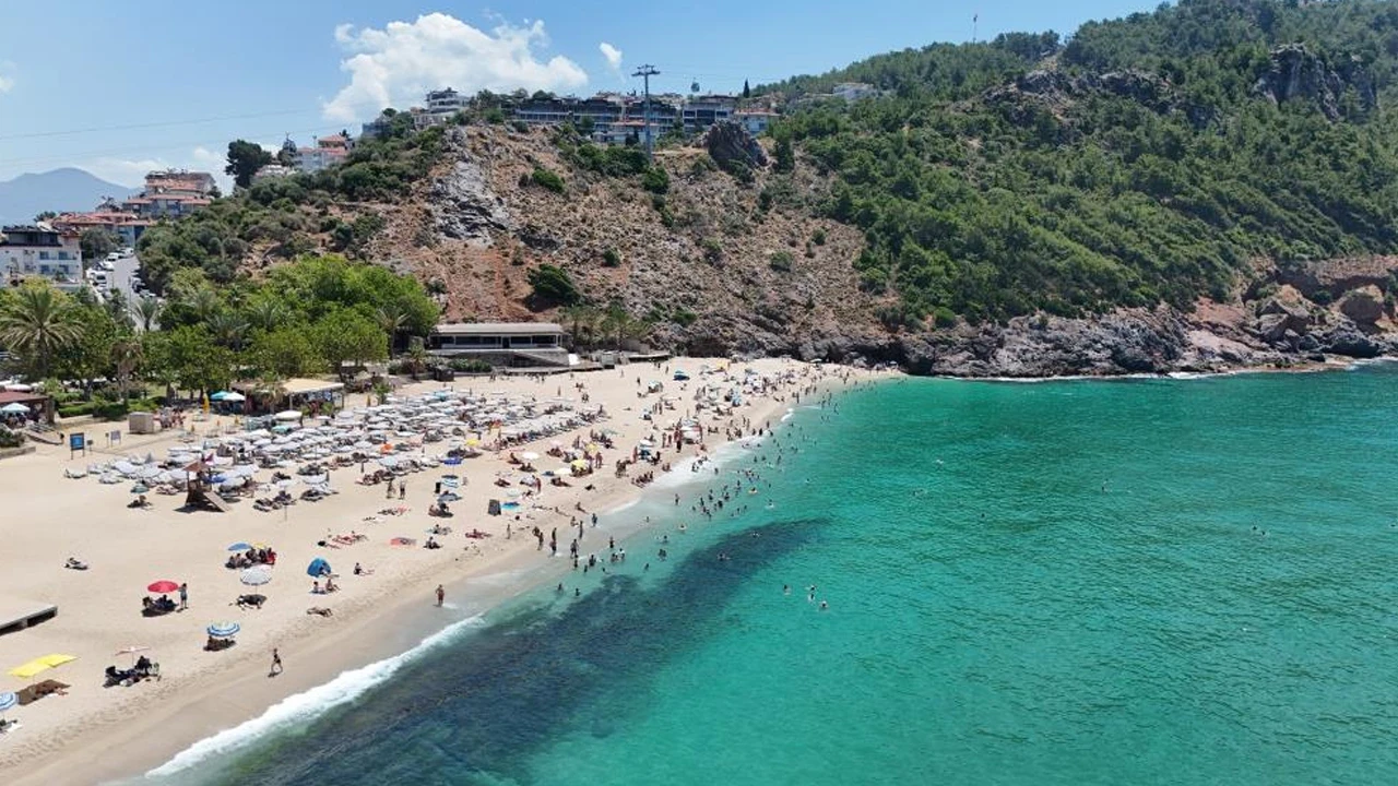 Alanya sahillerinde yaz yoğunluğu: Sıcak havayı gören Kleopatra Plajı'na koştu