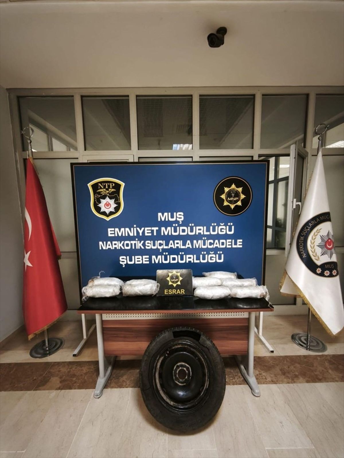 Muş'ta aracın stepnesinde 4 kilo 742 gram uyuşturucu ele geçirildi