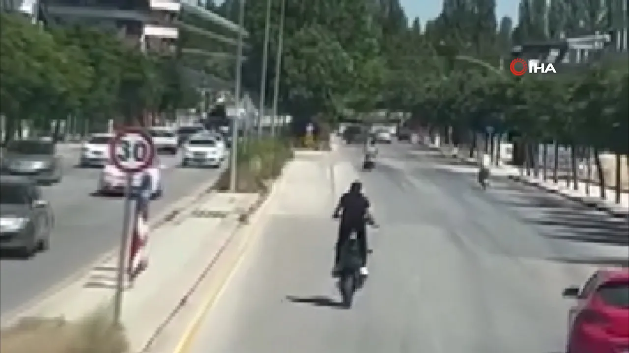 Önce tek teker yaptı, sonra kırmızı ışıkta geçti! Kural tanımaz sürücü kamerada