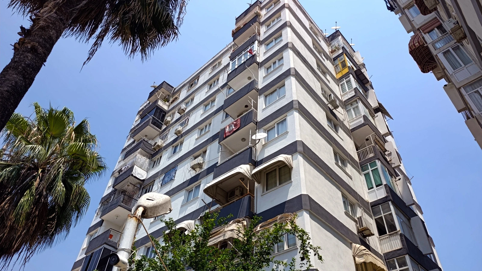 Adana'da dehşet: 2 çocuğunun annesini çekiçle dövüp, bıçakla boğazını kesti