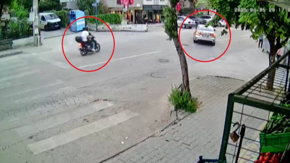 Motosiklet ile otomobilin çarpıştığı kaza kamerada; 2 yaralı