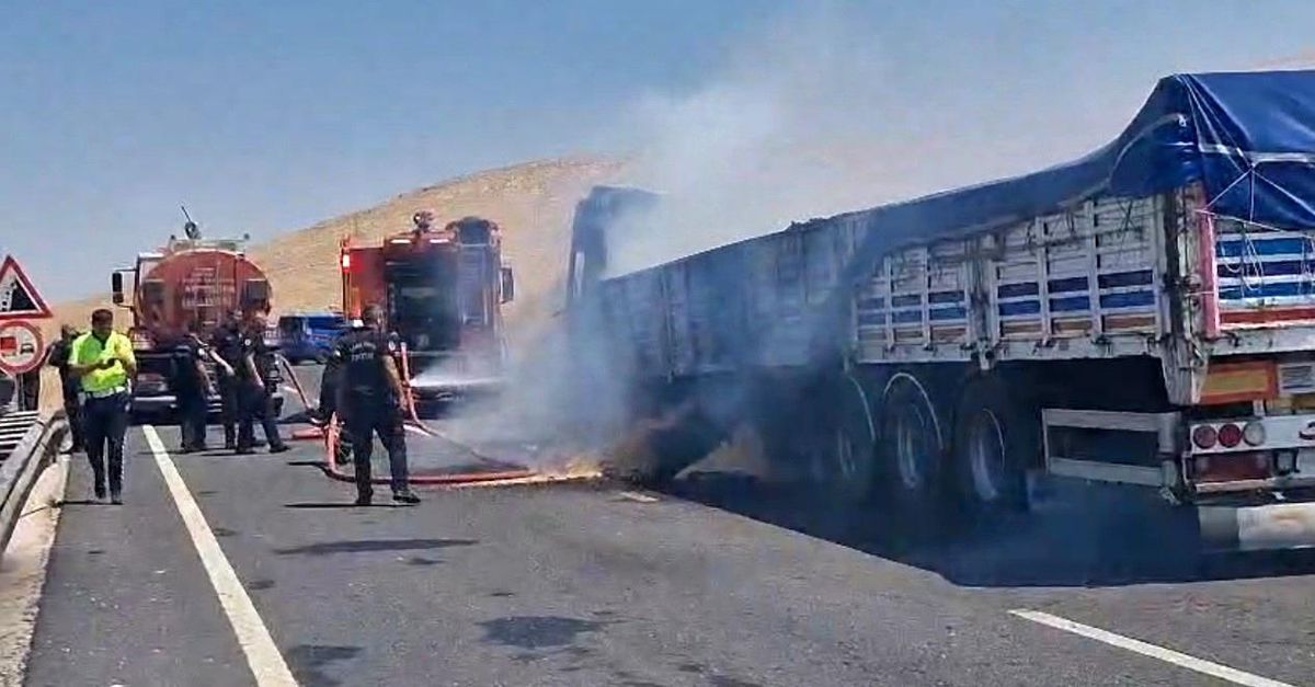 Seyir halindeki tır alev aldı