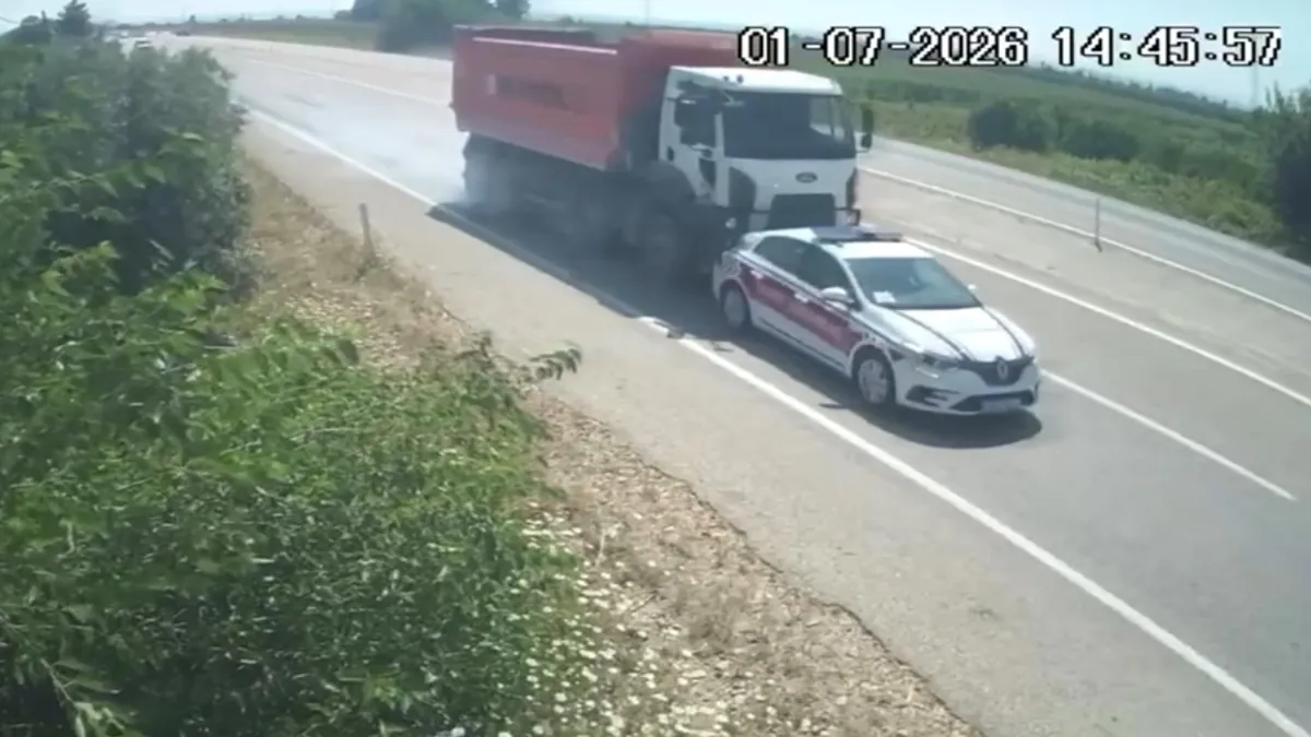 Adana'da korkutan kaza: Kamyon jandarma trafik aracına çarptı! 2 yaralı