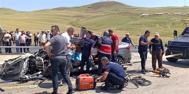 Muş'ta kamyon ile otomobil çarpıştı, 2 kişi öldü