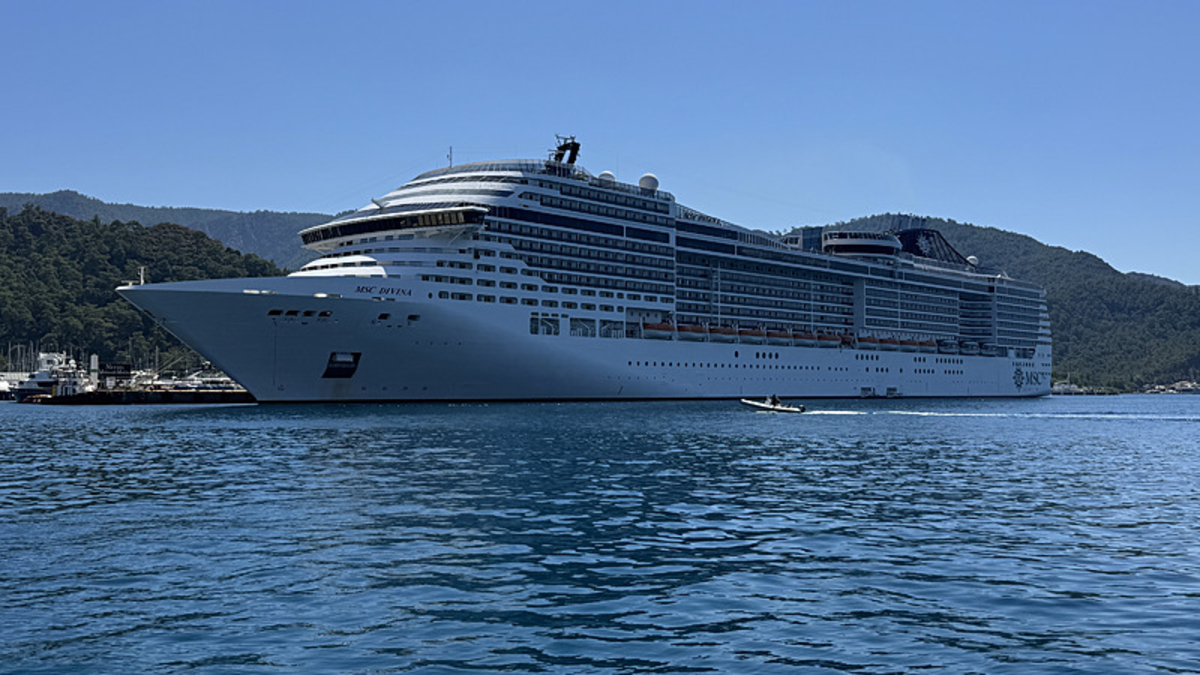 Marmaris'e "MSC Divina" kruvaziyeri 4 bin 121 turist getirdi