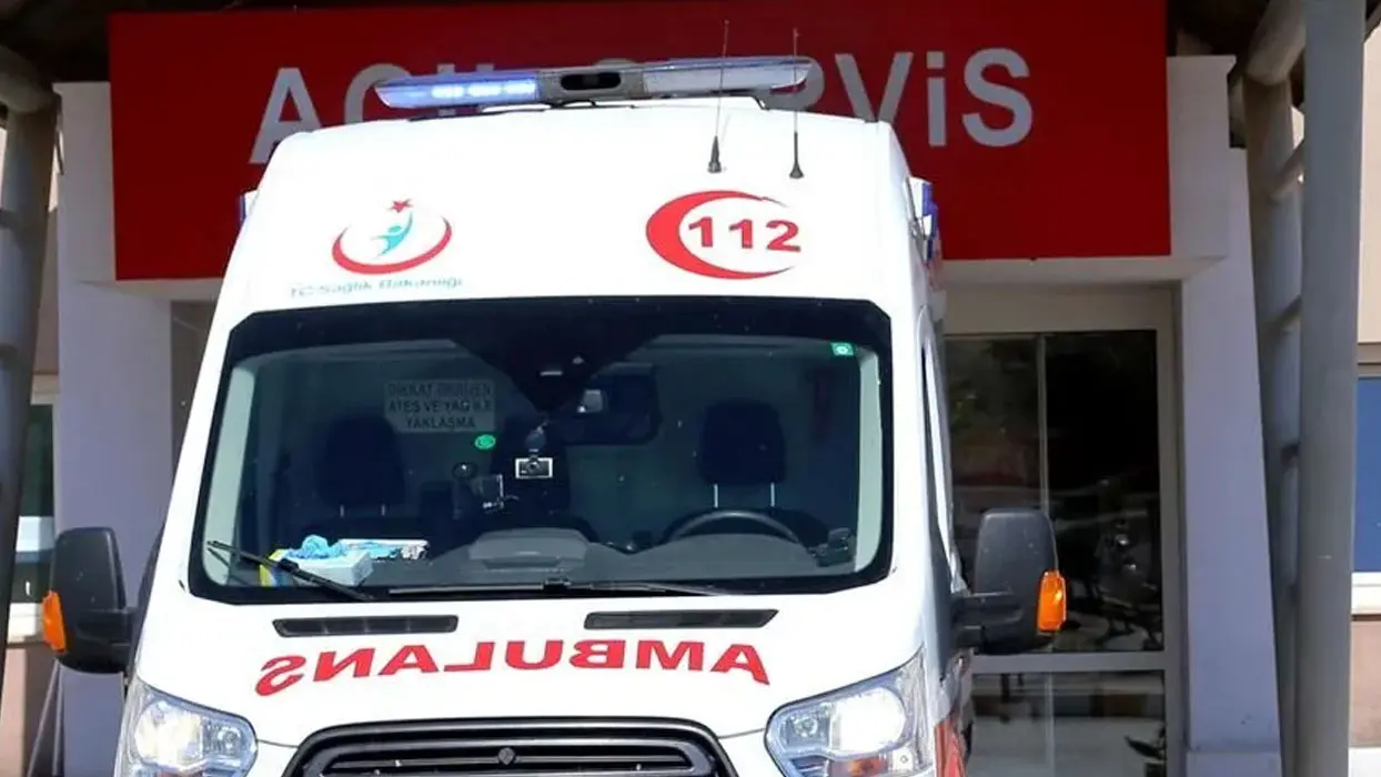 Afyonkarahisar'da refüje devrilen otomobildeki 8 kişi yaralandı
