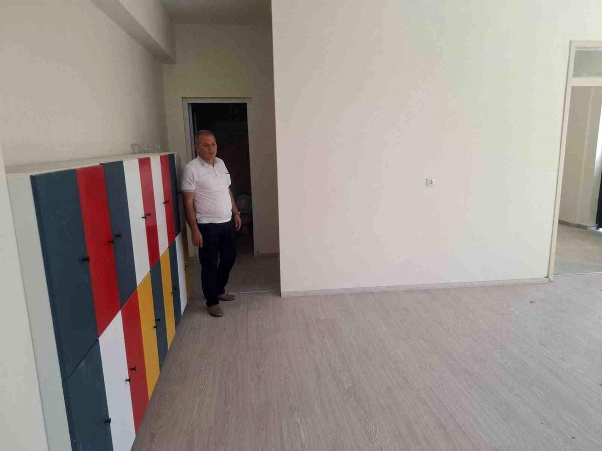 Göreve başlar başlamaz ilk durağı yeni okul oldu