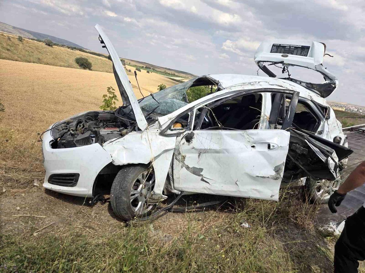 Ankara'da otomobil şarampole yuvarlandı: 3 yaralı