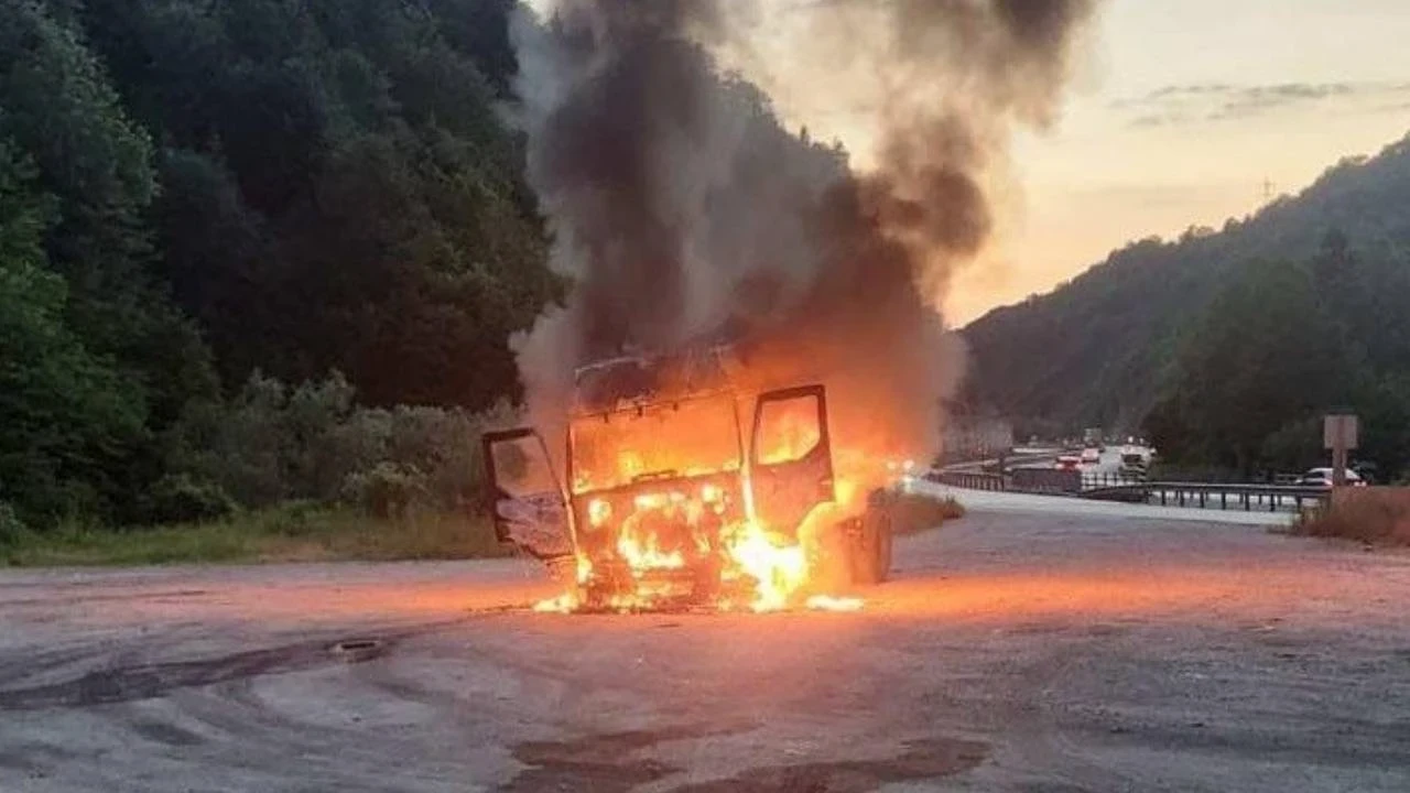 Seyir halindeki tır bir anda alev topuna döndü