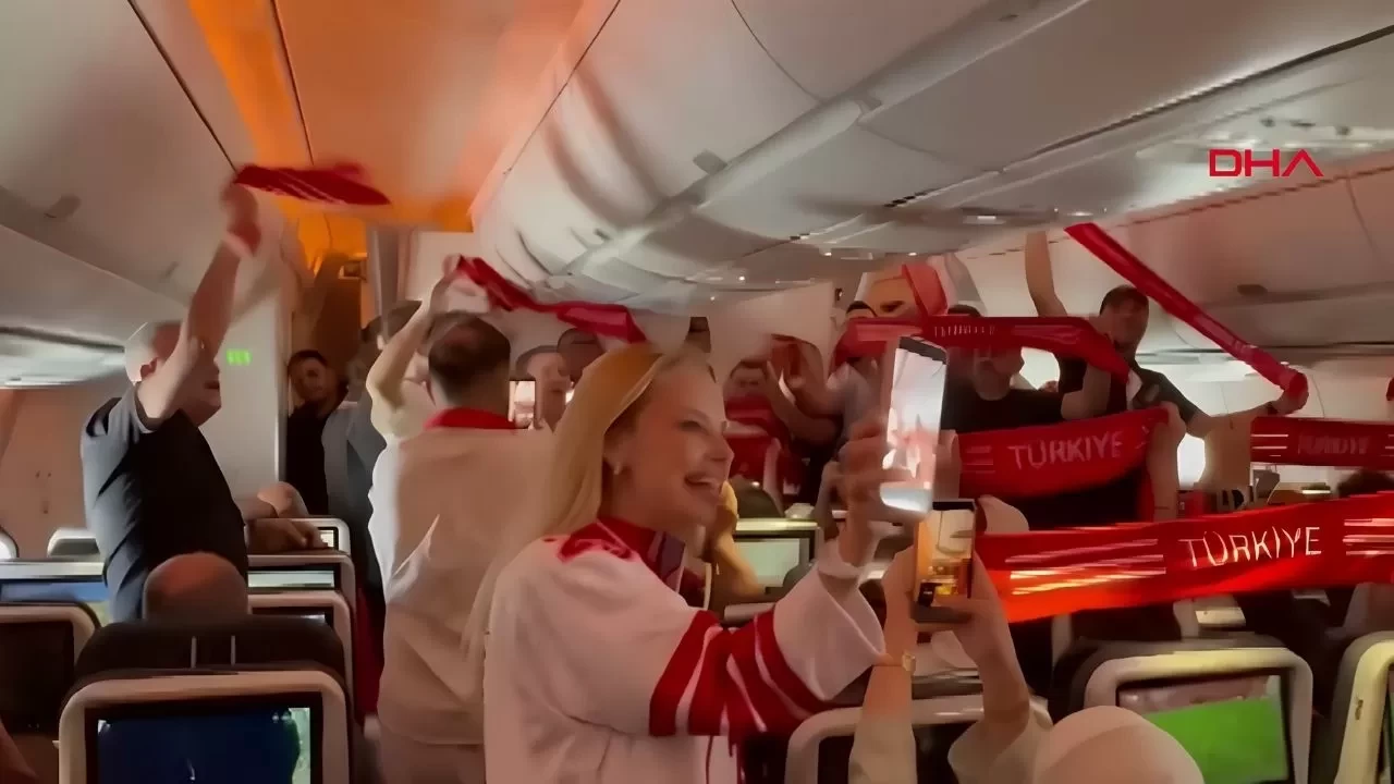 Türkiye-Paraguay maçı için geri sayım: Türk taraftarlar uçakta Milli Takım coşkusuyla yola çıktı