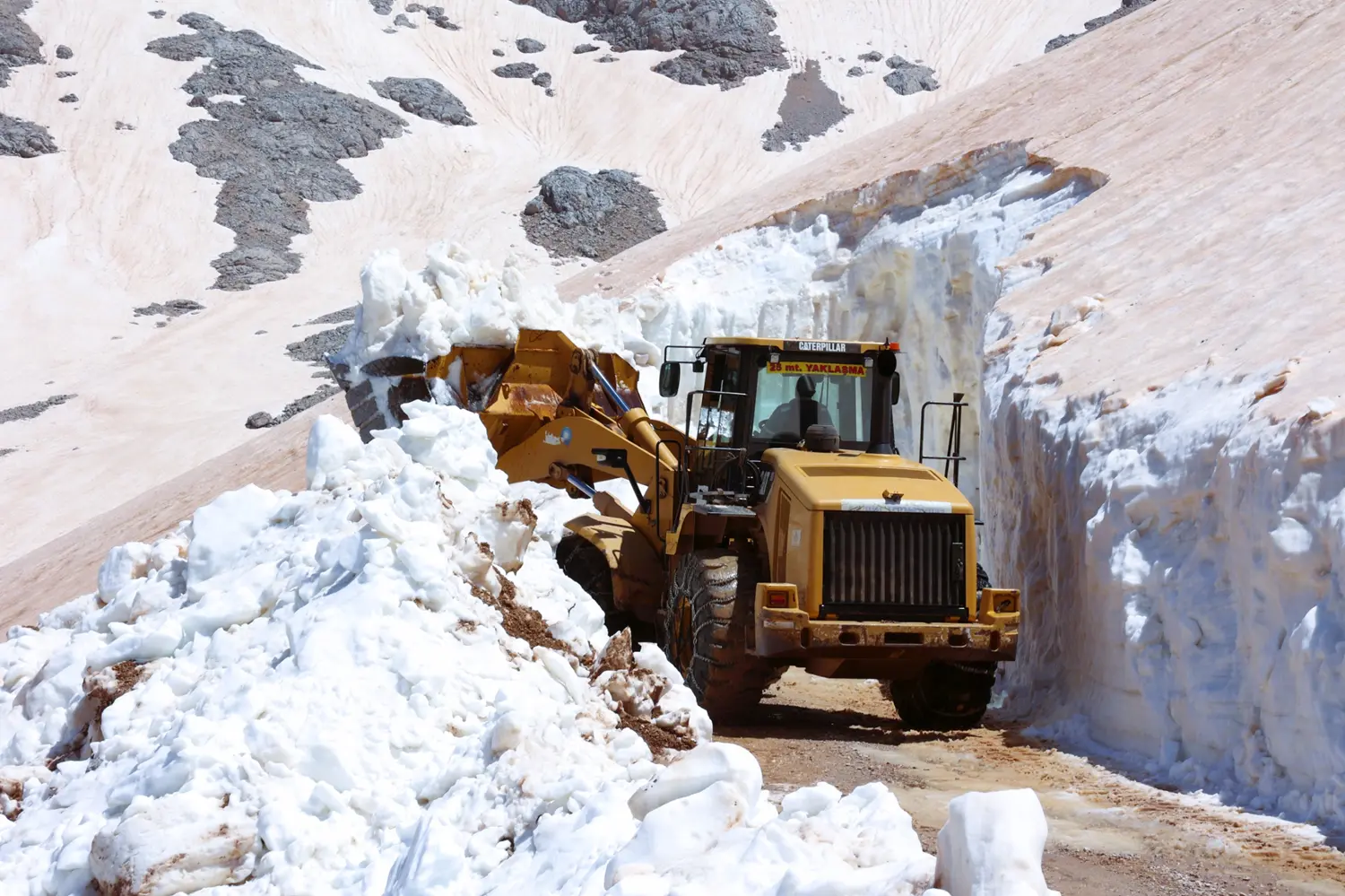 Dağlarda kar, plajda deniz keyfi: Ekipler yolları açarak güvenli ulaşım sağlıyor