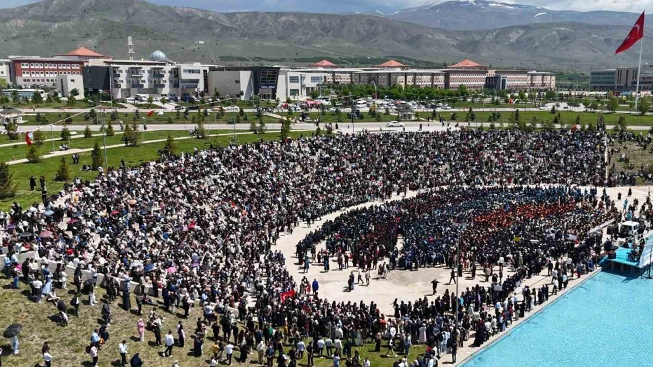 EBYÜ’de 3 bin 150 öğrenci mezuniyet sevinci yaşadı