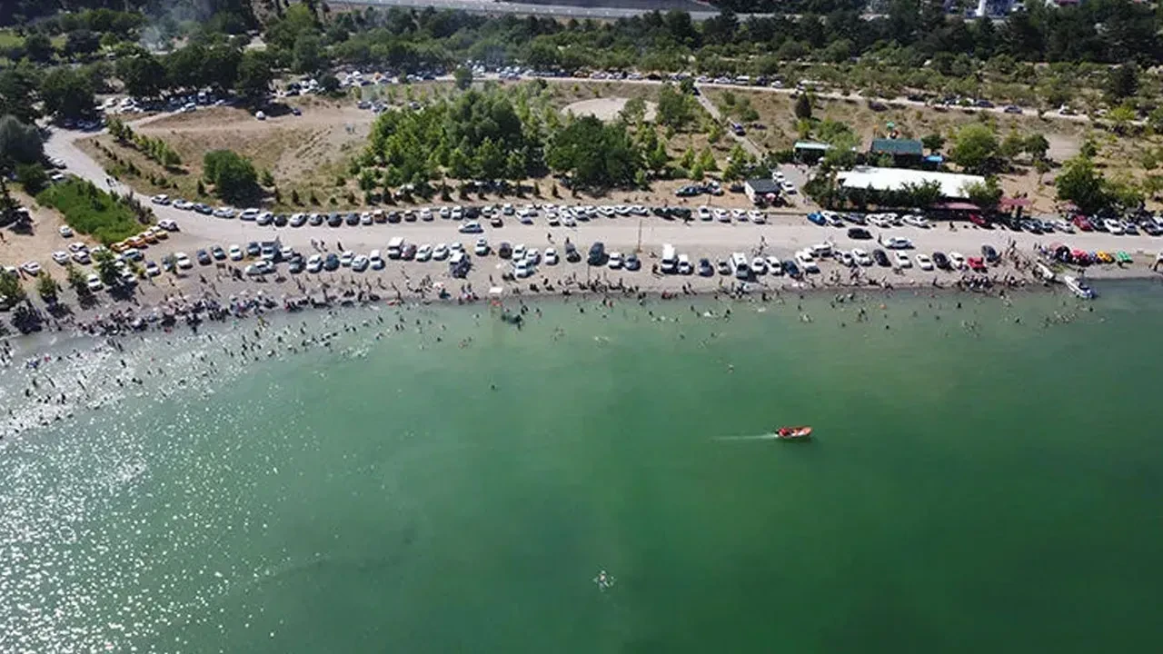 Hazar Gölü’nde gezi teknesi battı: 7 kişi kurtarıldı