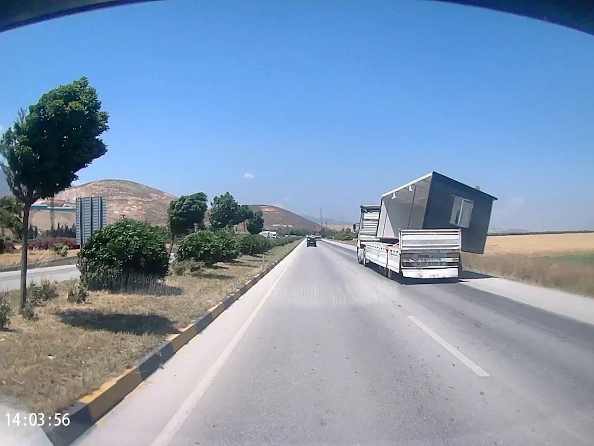 Hatay'da tırda taşınan konteyner uçtu