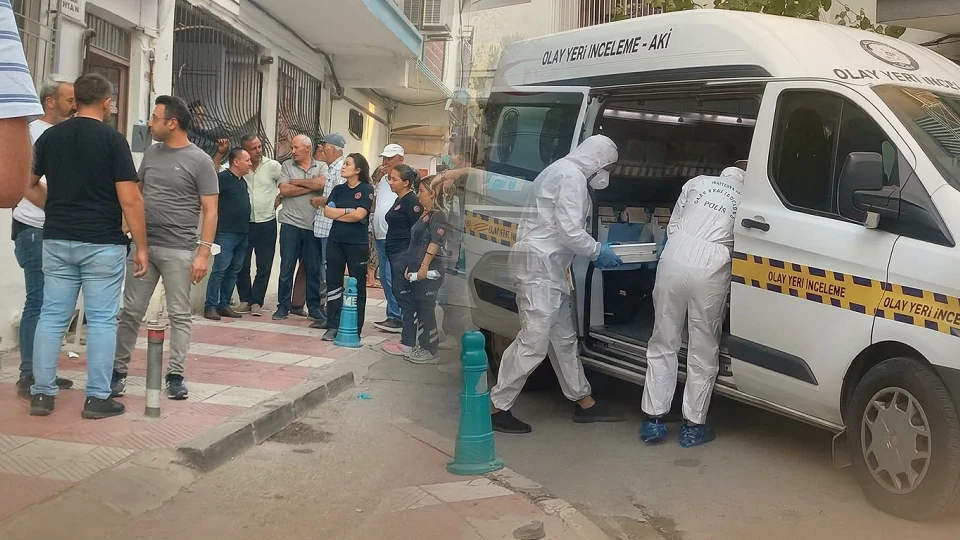 Manisa'da apartmanın zemin katında korkunç olay: Eve giren komşular neye uğradığını şaşırdı