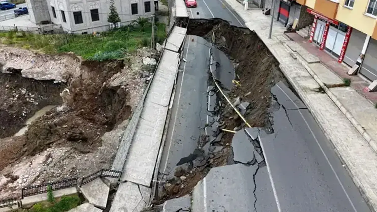 İnşaat kazısında korkunç anlar! Önce istinat duvarı ardından yol çöktü