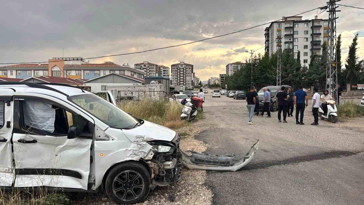 Adıyaman'da iki araç çarpıştı: 2 yaralı