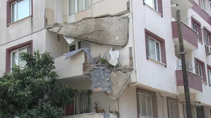 Küçükçekmece'de bir dairenin balkonu çöktü