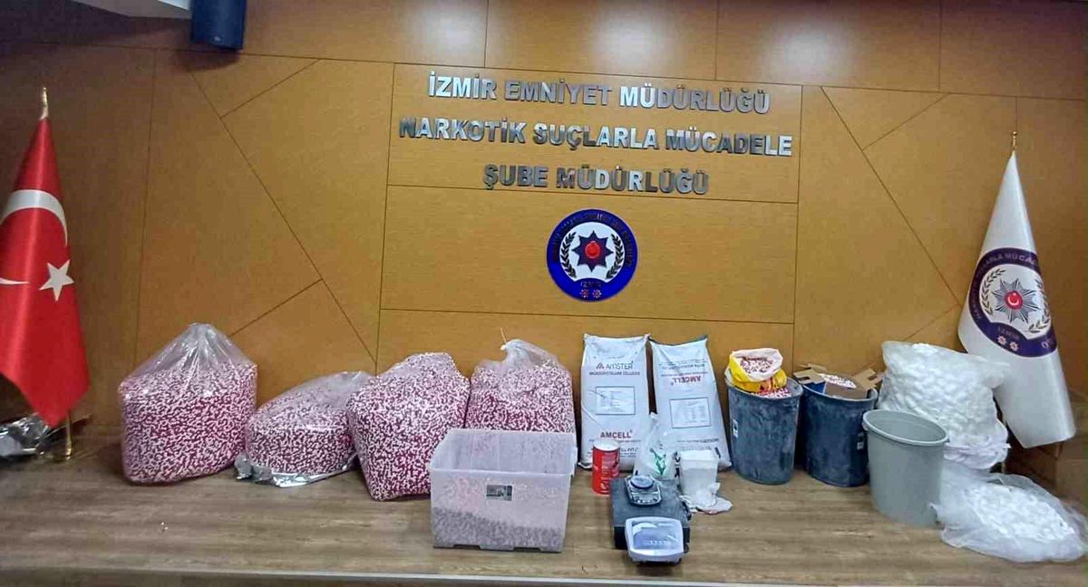 İzmir'de zehir tacirlerine büyük darbe: 121 bin 816 uyuşturucu nitelikli hap ele geçirildi