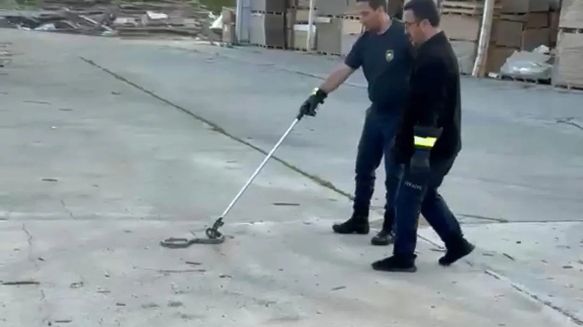 Fabrikaya giren yılan itfaiye ekipleri tarafından yakalanarak doğaya bırakıldı