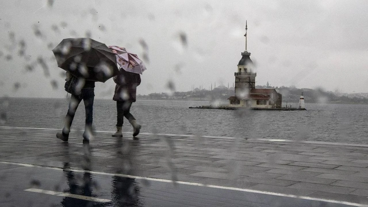 Bulutlar, yaz ortası kışı yaşattı! Yağışlar ne zaman sona eriyor? AKOM saati verdi…