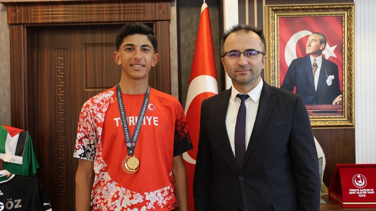 Yürüyüşte büyük gurur: Muhammet Can Kızılkurt’tan altın madalya
