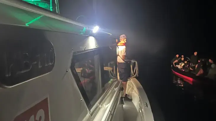 Bodrum açıklarında arızalanan lastik bottaki 32 düzensiz göçmen kurtarıldı