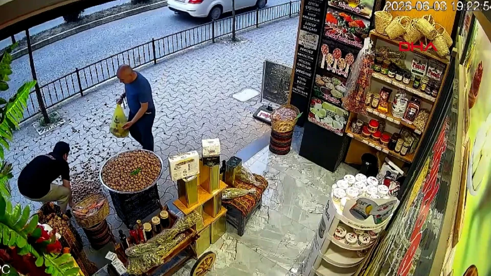 Giresun'da 'Sakar' Kedi Ceviz Çuvalını Devirdi: Halk Yardıma Koştu