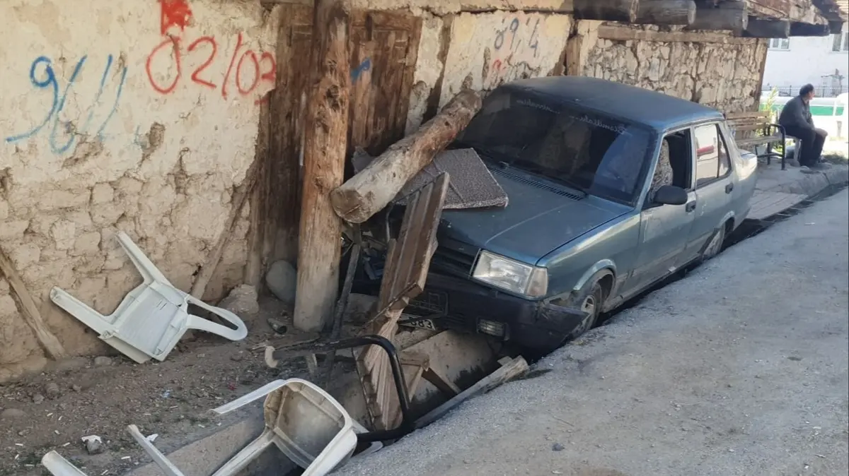 Uşak'ta ilginç kaza: Bankta otururken araba çarptı