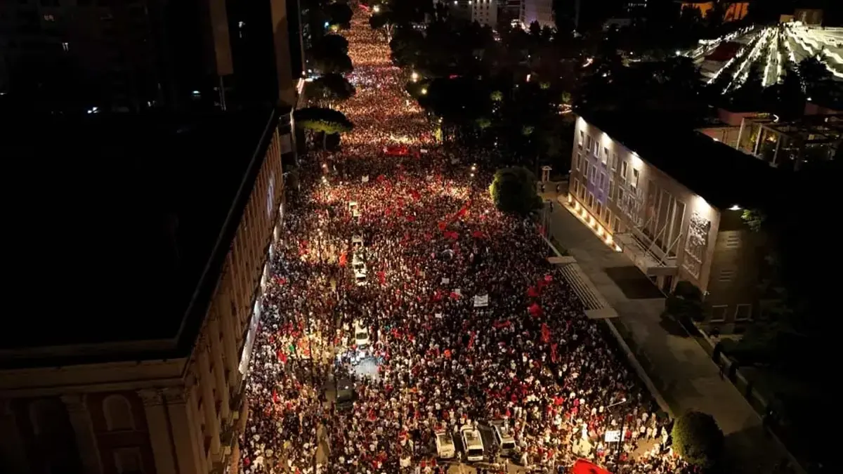 Arnavutluk'ta yüz binler sokaklara döküldü