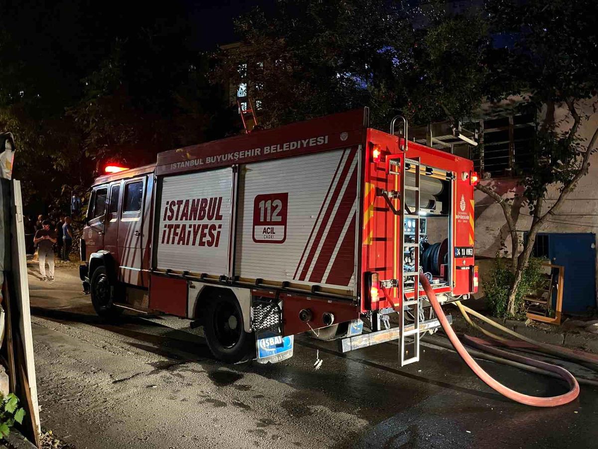 Gaziosmanpaşa'da gecekondu alev alev yandı