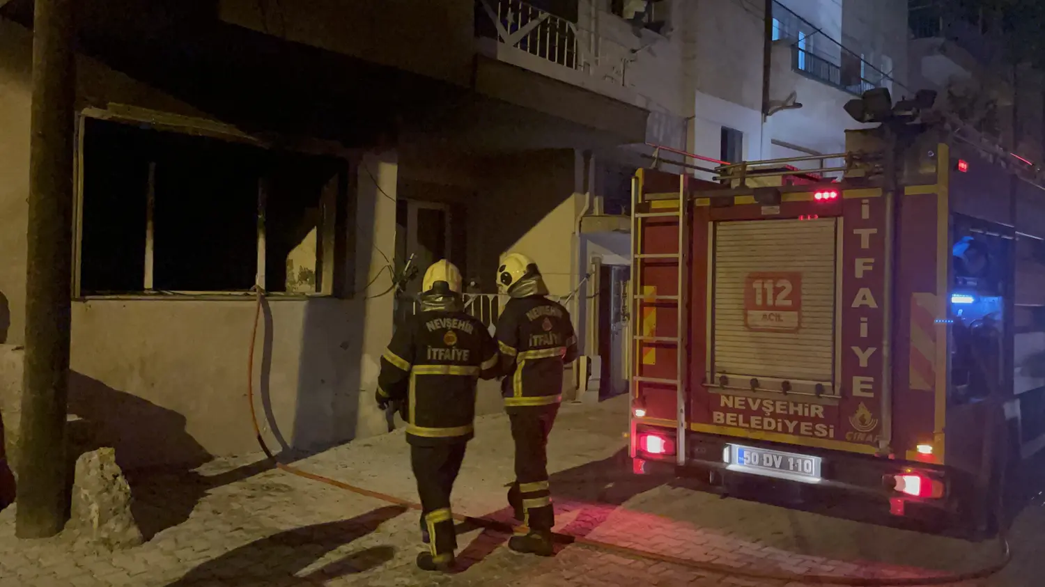 Kardeş dehşeti! Önce bıçakla kovaladı, sonra evini yaktı