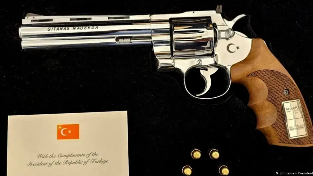 Sosyal psikolog yanıtladı: Erdoğan liderlere neden revolver silah hediye etti?