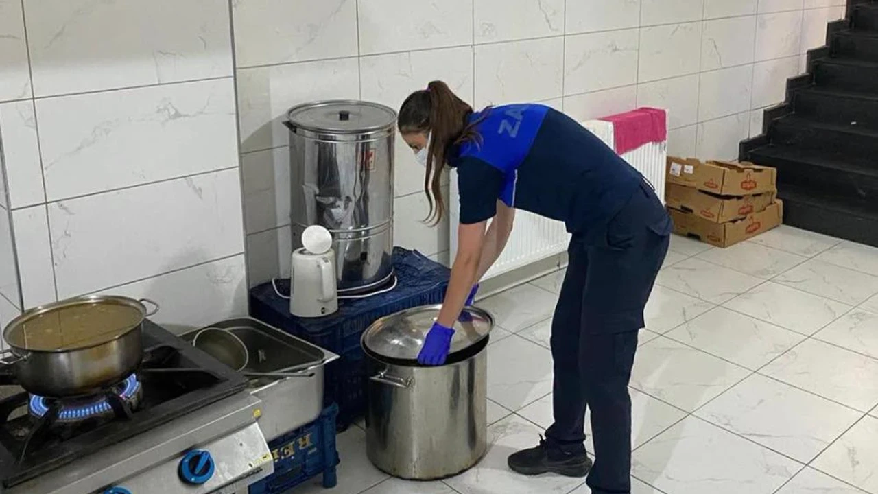 Erzincan'da restoranlara sıkı denetim: Son kullanma tarihi geçmiş ürünlere el koyuldu