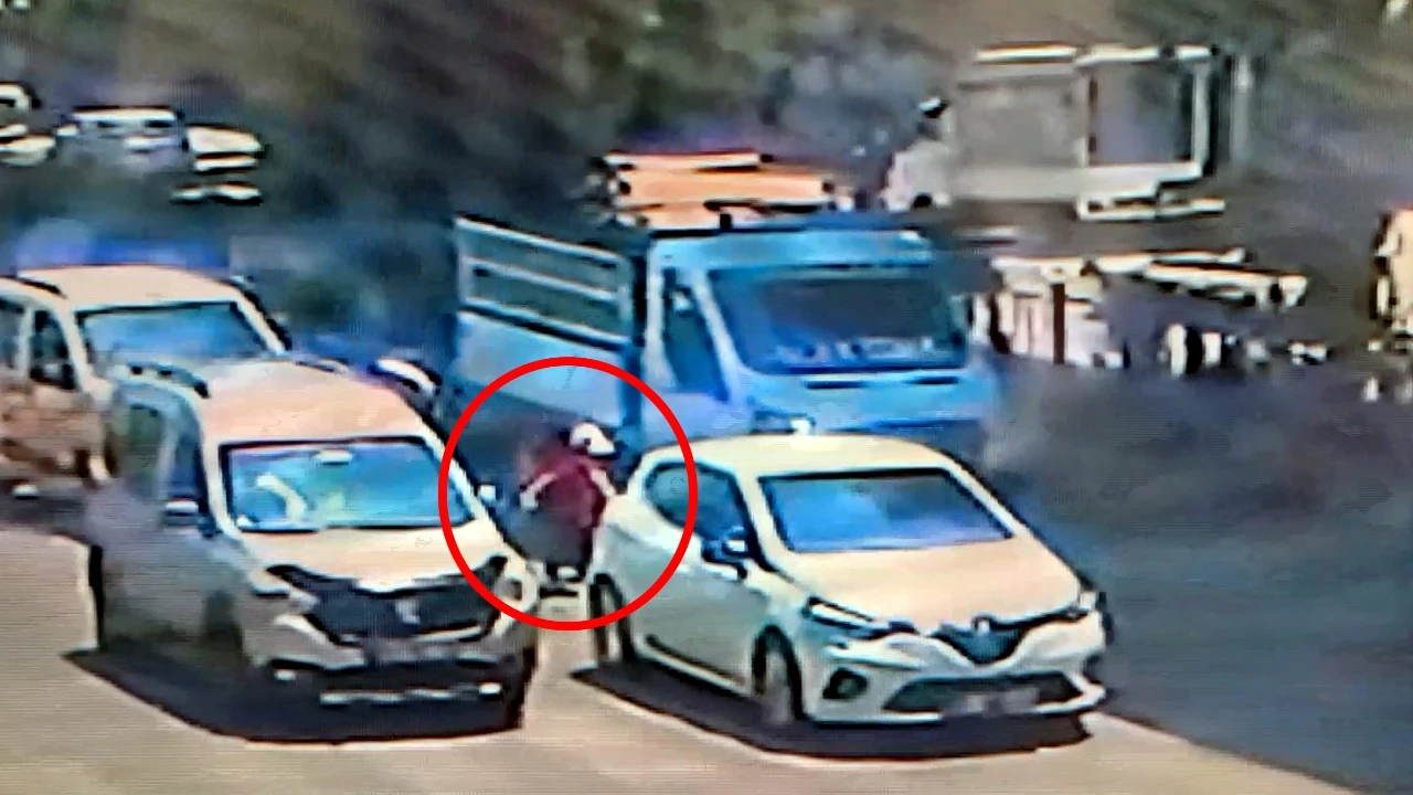 Adana’da feci kaza: 4 yaşındaki çocuk kamyonet ve minibüsün altında kaldı