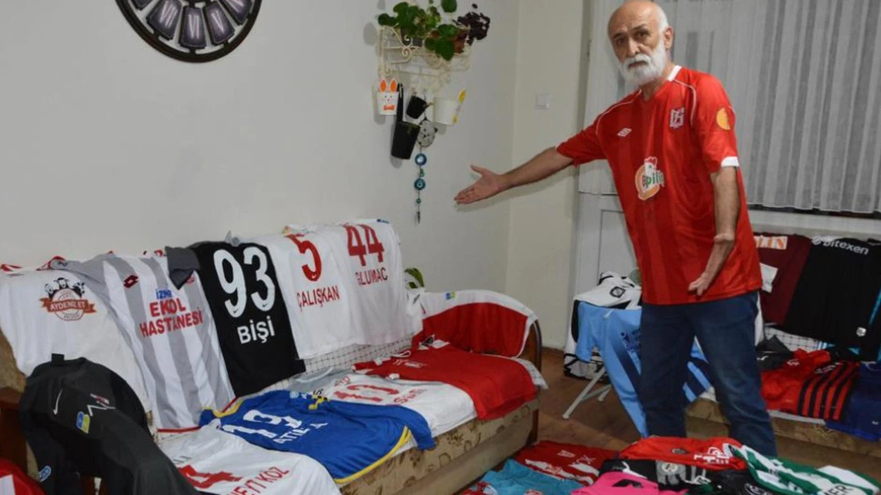 35 yıllık gazetecinin evi futbol müzesine döndü: 300 formalık koleksiyon hayran bırakıyor
