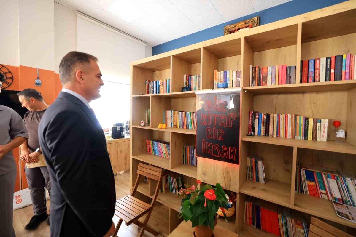 Muğla Valisi Akbıyık, Ula'da Kitap Kafe'nin açılışını yaptı