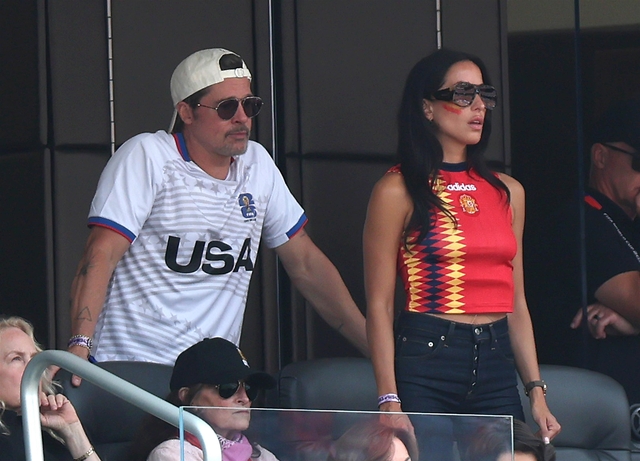 Brad Pitt ve sevgilisi Ines de Ramon Dünya Kupası maçında
