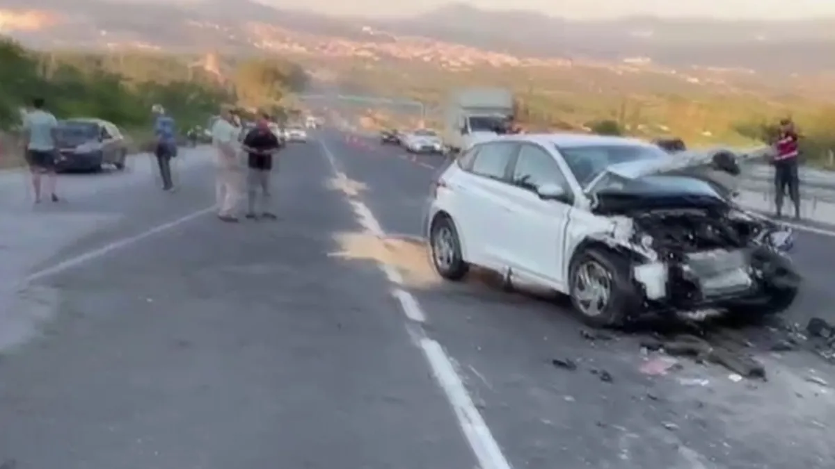 Yatağan'da tıra çarpan otomobil hurdaya döndü: 2 yaralı