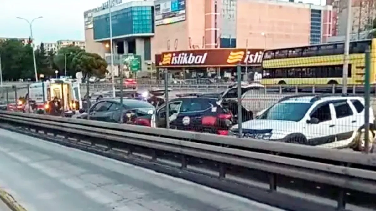 Arızalı araç yol kenarına bıraktığı jantla zincirleme kazaya neden oldu