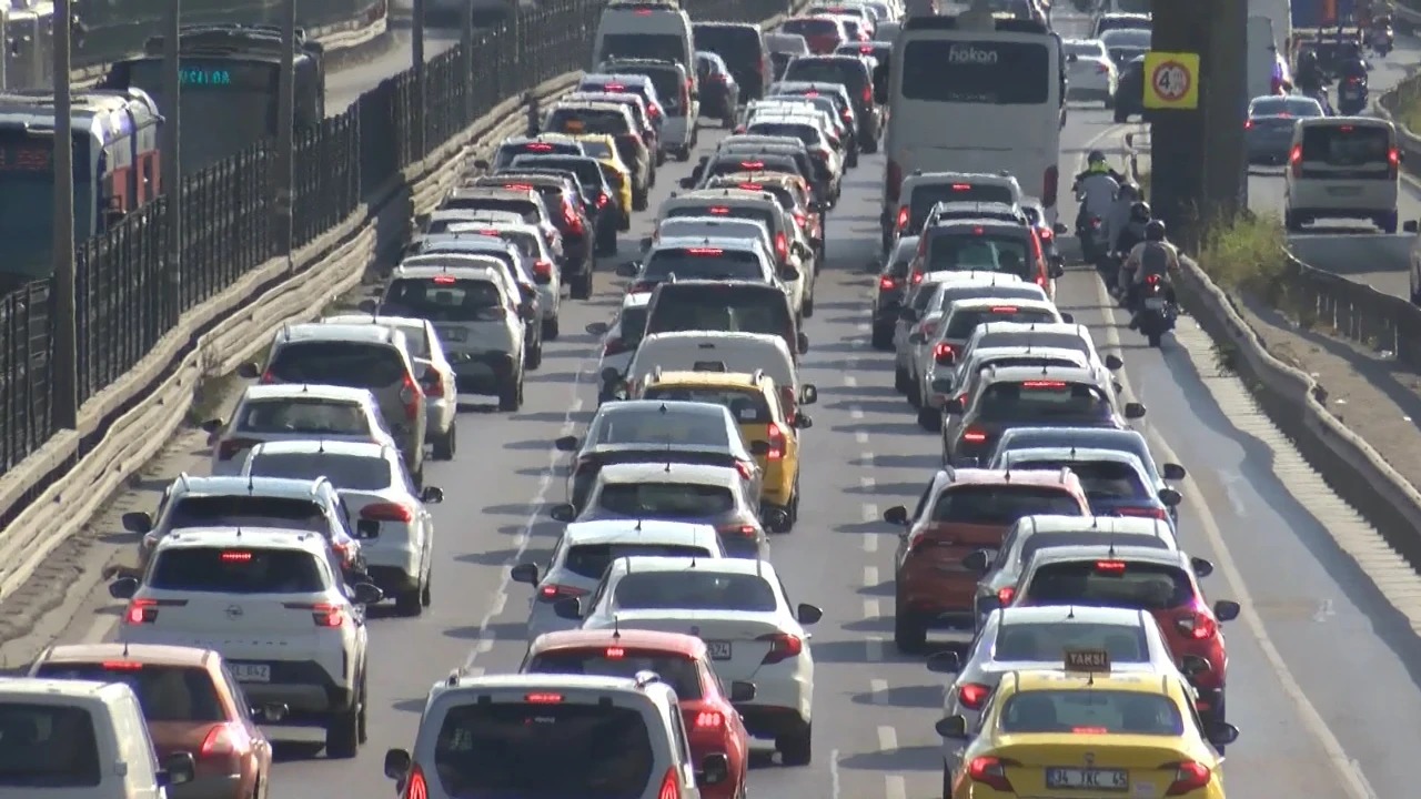 İstanbul'da haftanın ilk iş gününde trafik yoğunluğu: Cevizlibağ’da ulaşım durma noktasına geldi!