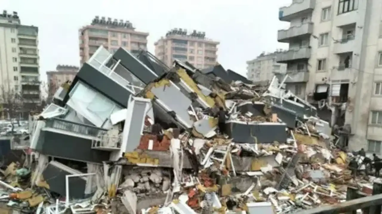 Depremde 35 kişinin öldüğü Ezgi Apartmanı davası ertelendi