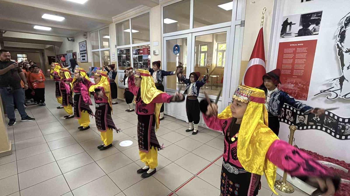 Bolu'da 49 bin 169 öğrenci karne sevinci yaşadı