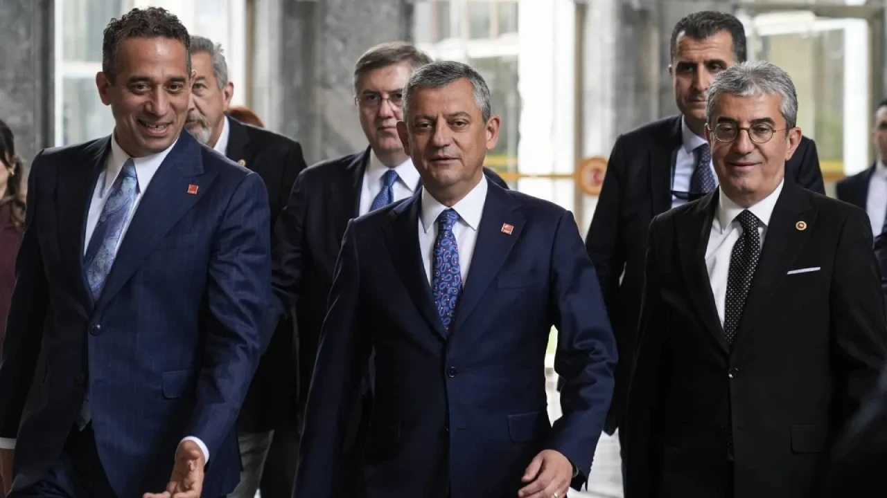 CHP'de Büyük Hamle! Özgür Özel ve ekibi neden istifa etti? Hedef olağanüstü kurultay mı?