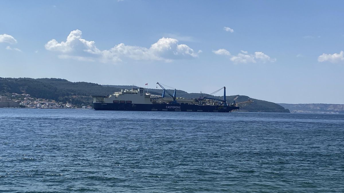 Boru döşeme gemisi, Çanakkale Boğazı'ndan geçti