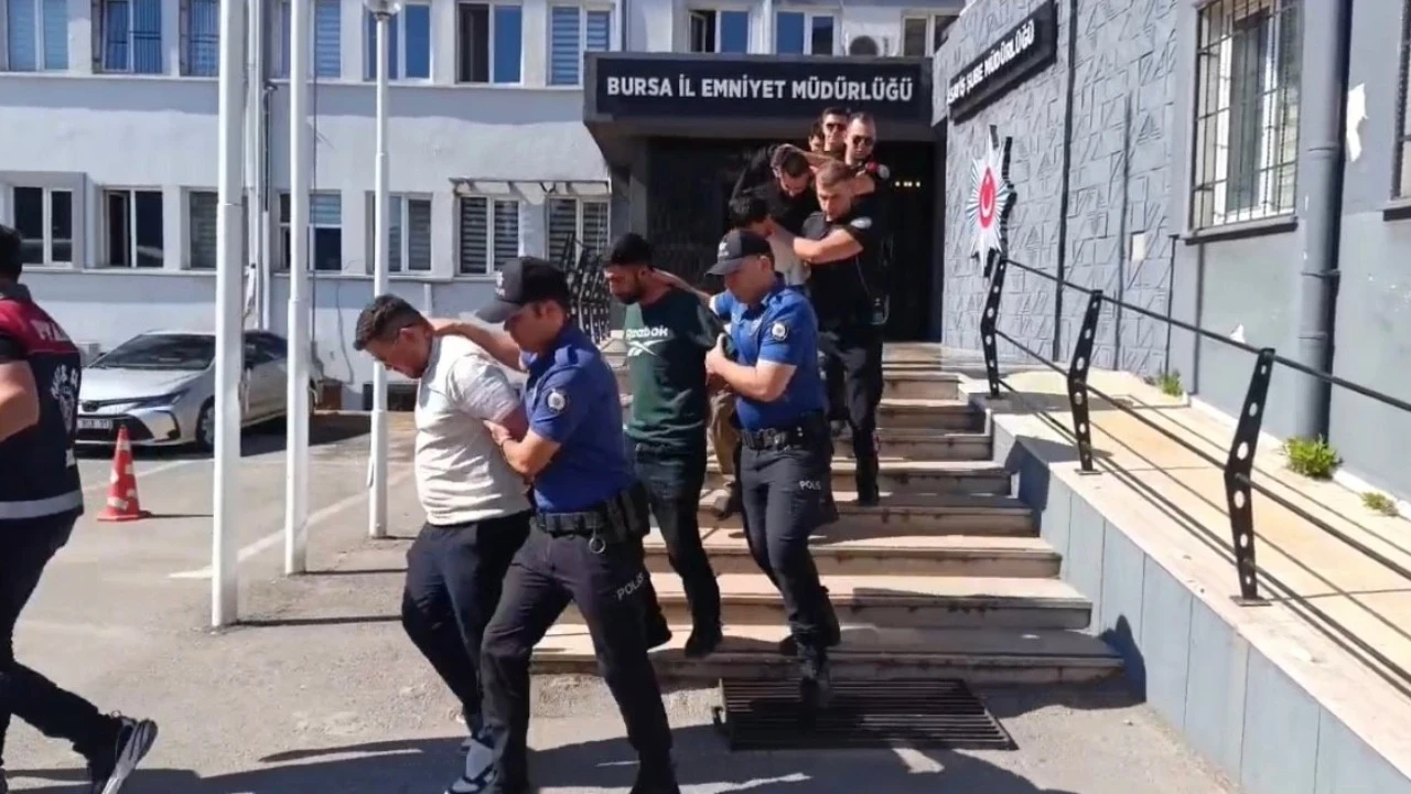 Yaşlı çifti 100 milyon TL dolandırdılar