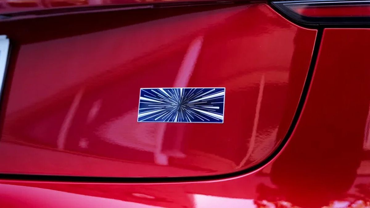 Tesla Model 3 Performance'da Sinema Göndermesi: Yıldız Patlaması Amblemi