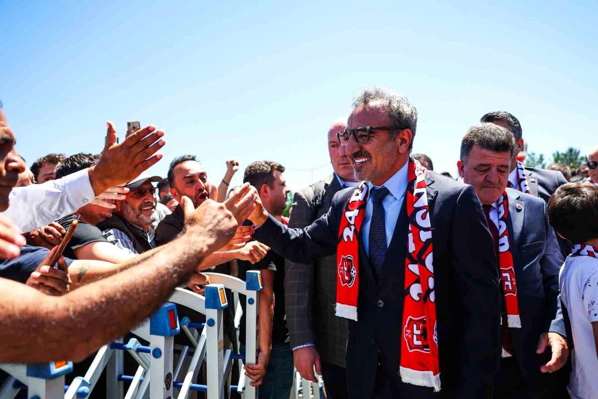 Ulukaya memleketi Erzincan'da coşkuyla karşılandı
