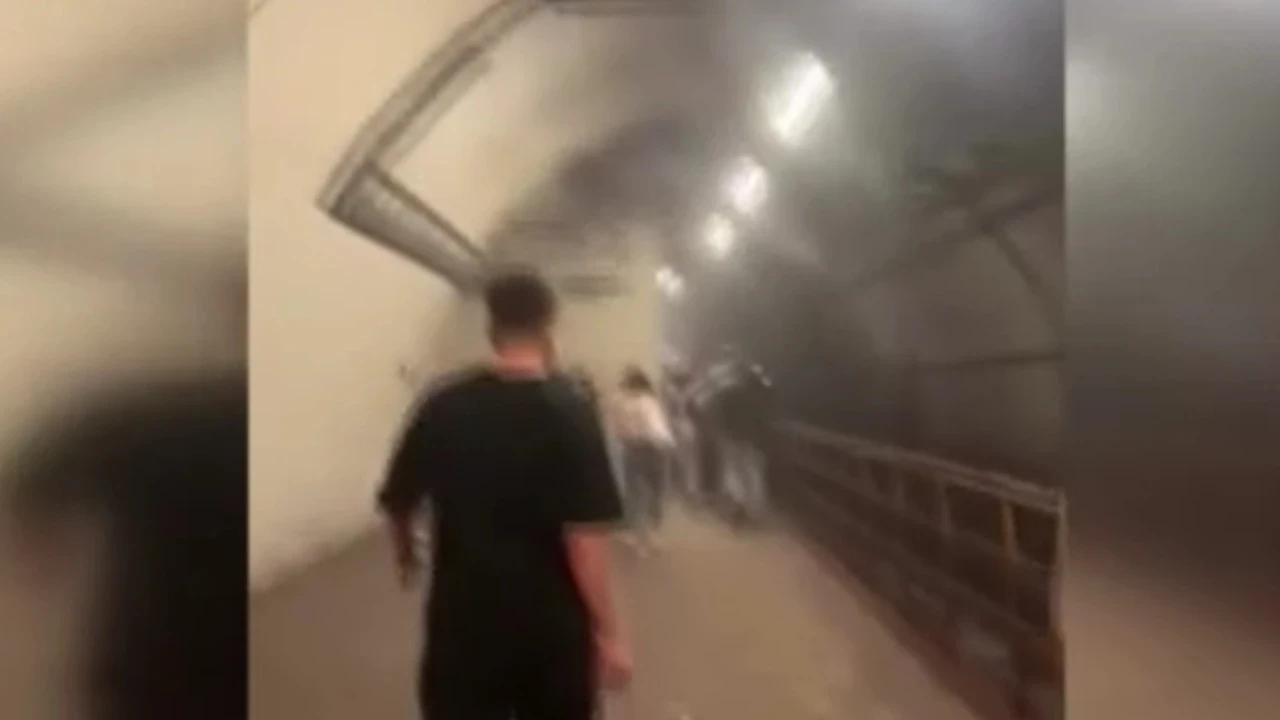 Metro hattındaki arıza nedeniyle yolcular tünel içinde yürüdü