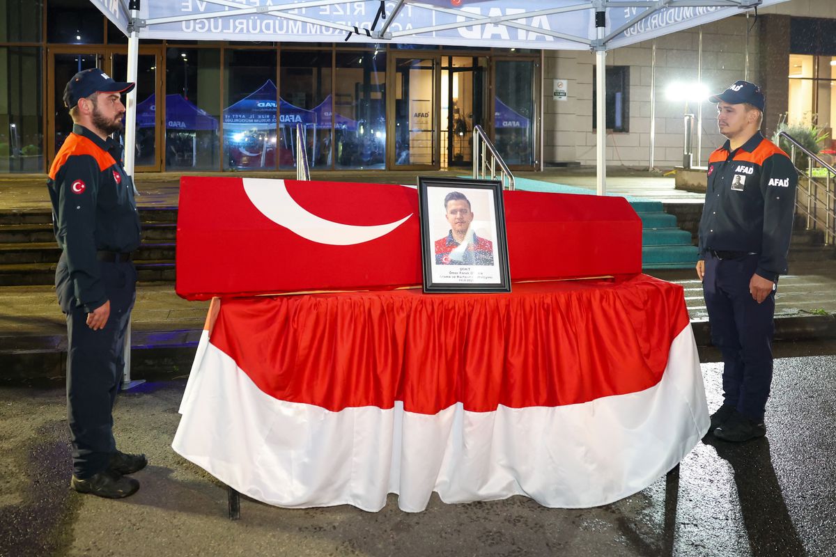 Kayıp gencin cansız bedenini dereden çıkaran AFAD ekibinin botu akıntıya kapıldı; 1 personel öldü, 4 personel kurtarıldı